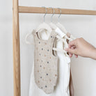 CINTRES EN VELOURS POUR BÉBÉ (15) - Institut MAIA