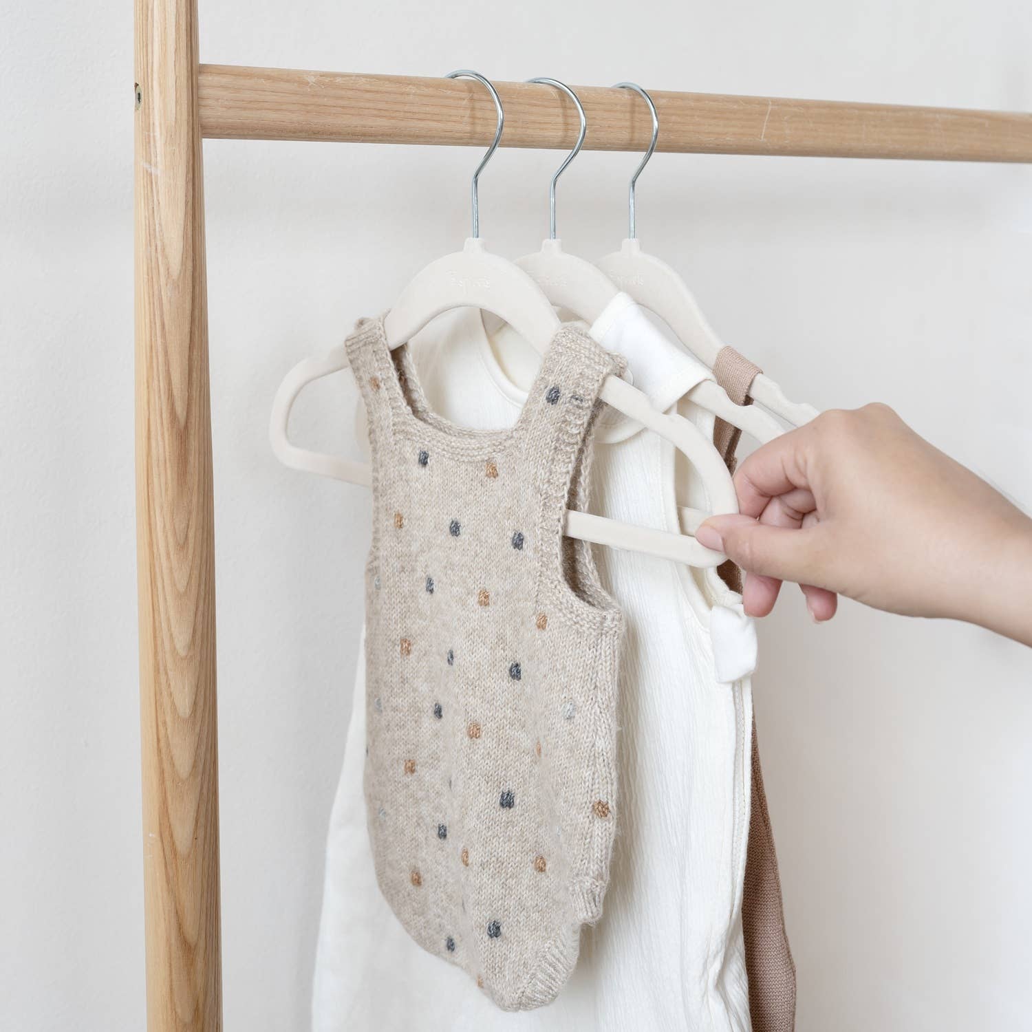 CINTRES EN VELOURS POUR BÉBÉ (15) - Institut MAIA
