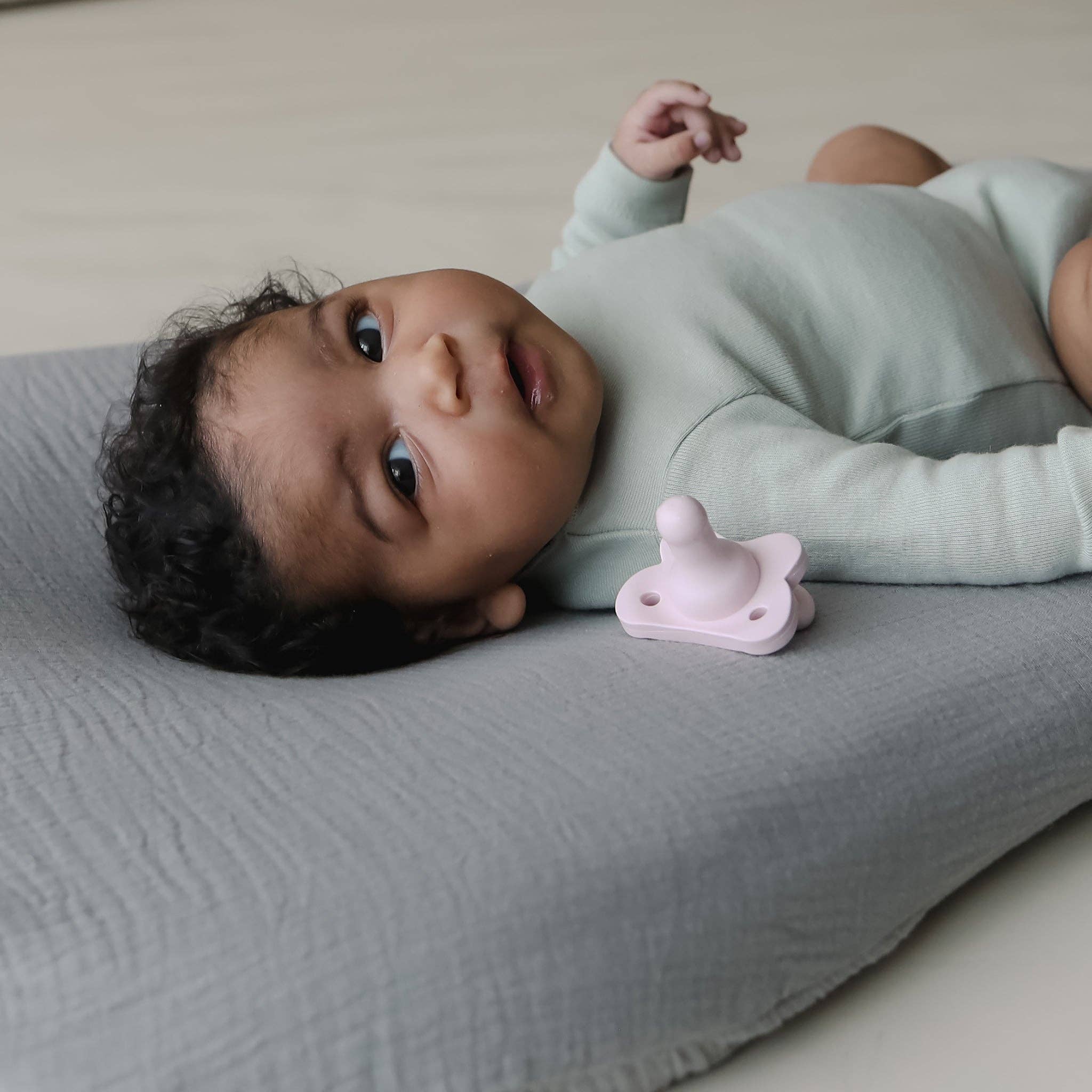 Housse en mousseline pour coussin Snuggle Me Lounger Curve - Pierre - Institut MAIA