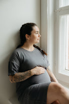 ROBE T-SHIRT DE MATERNITÉ AKNA - CHARCOAL - Institut MAIA