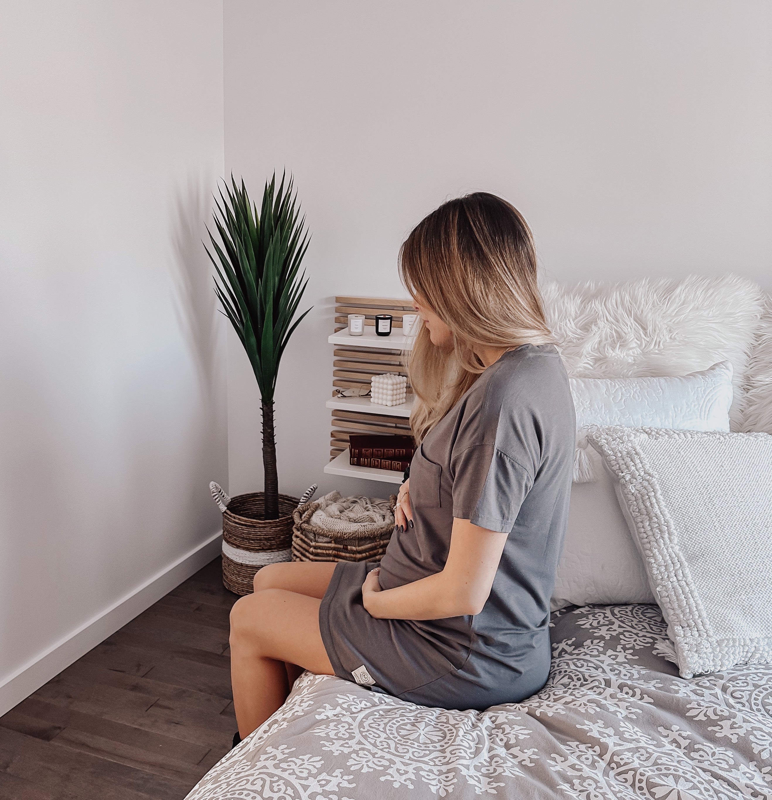 ROBE T-SHIRT DE MATERNITÉ AKNA - CHARCOAL - Institut MAIA