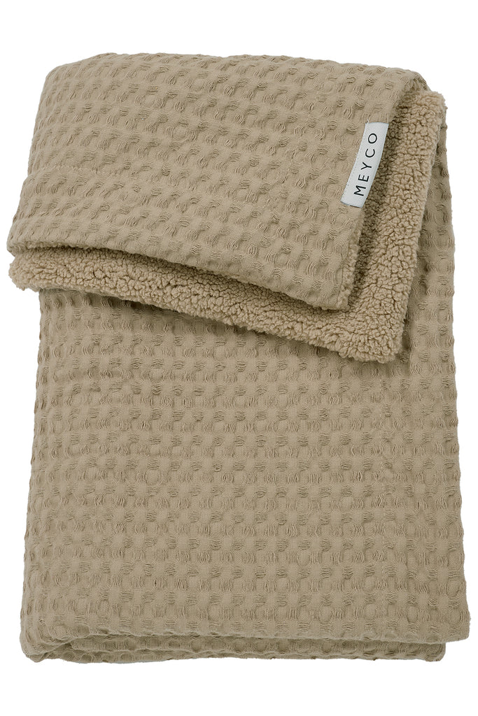 COUVERTURE DE LIT BÉBÉ EN COTON GAUFRE ET TEDDY – TAUPE - Institut MAIA