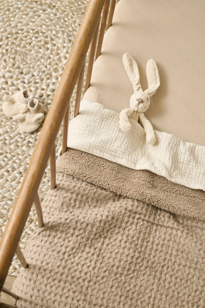 COUVERTURE DE LIT BÉBÉ EN COTON GAUFRE ET TEDDY – TAUPE - Institut MAIA