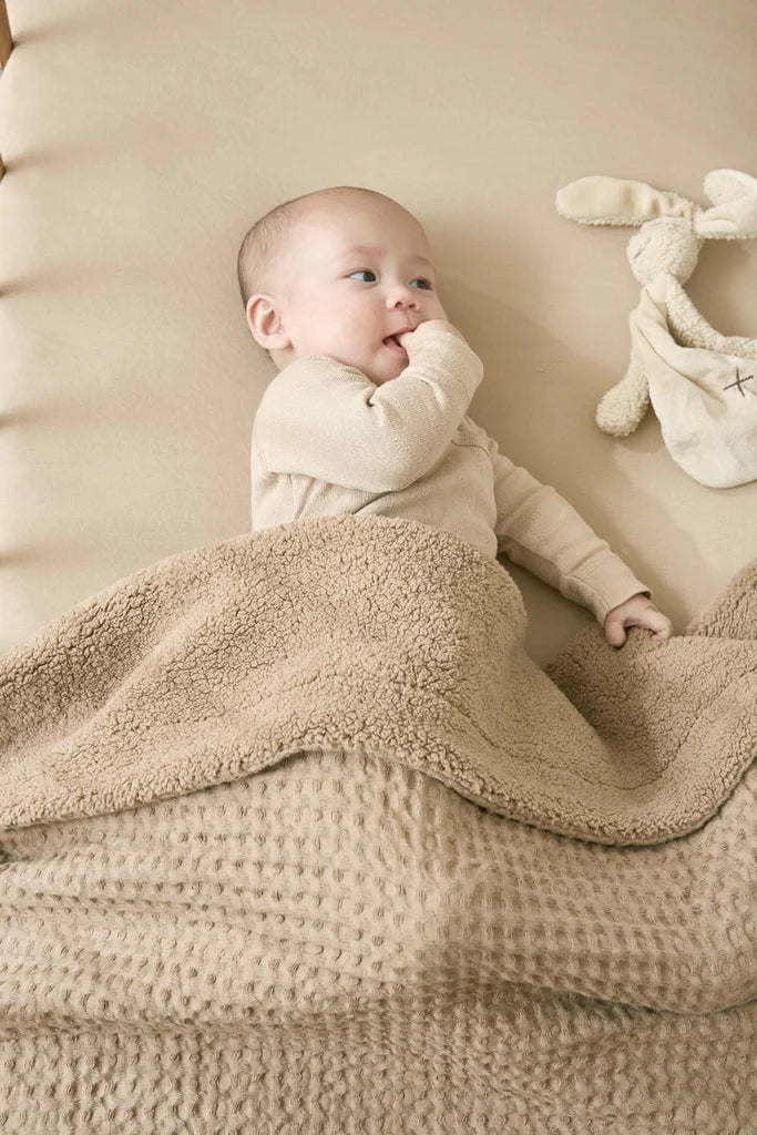COUVERTURE DE LIT BÉBÉ EN COTON GAUFRE ET TEDDY – TAUPE - Institut MAIA