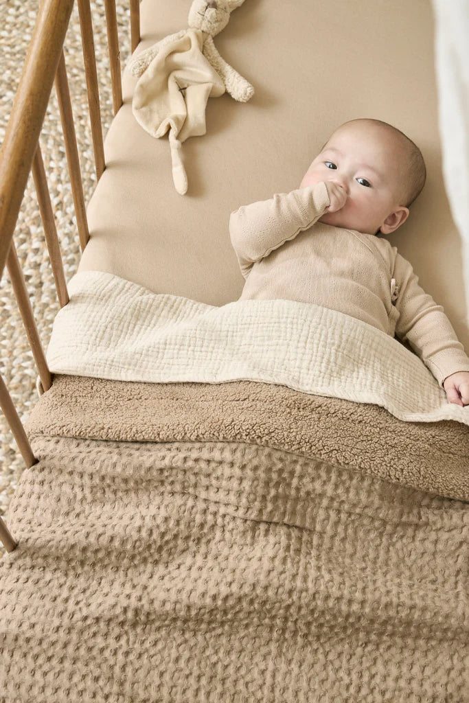 COUVERTURE DE LIT BÉBÉ EN COTON GAUFRE ET TEDDY – TAUPE - Institut MAIA