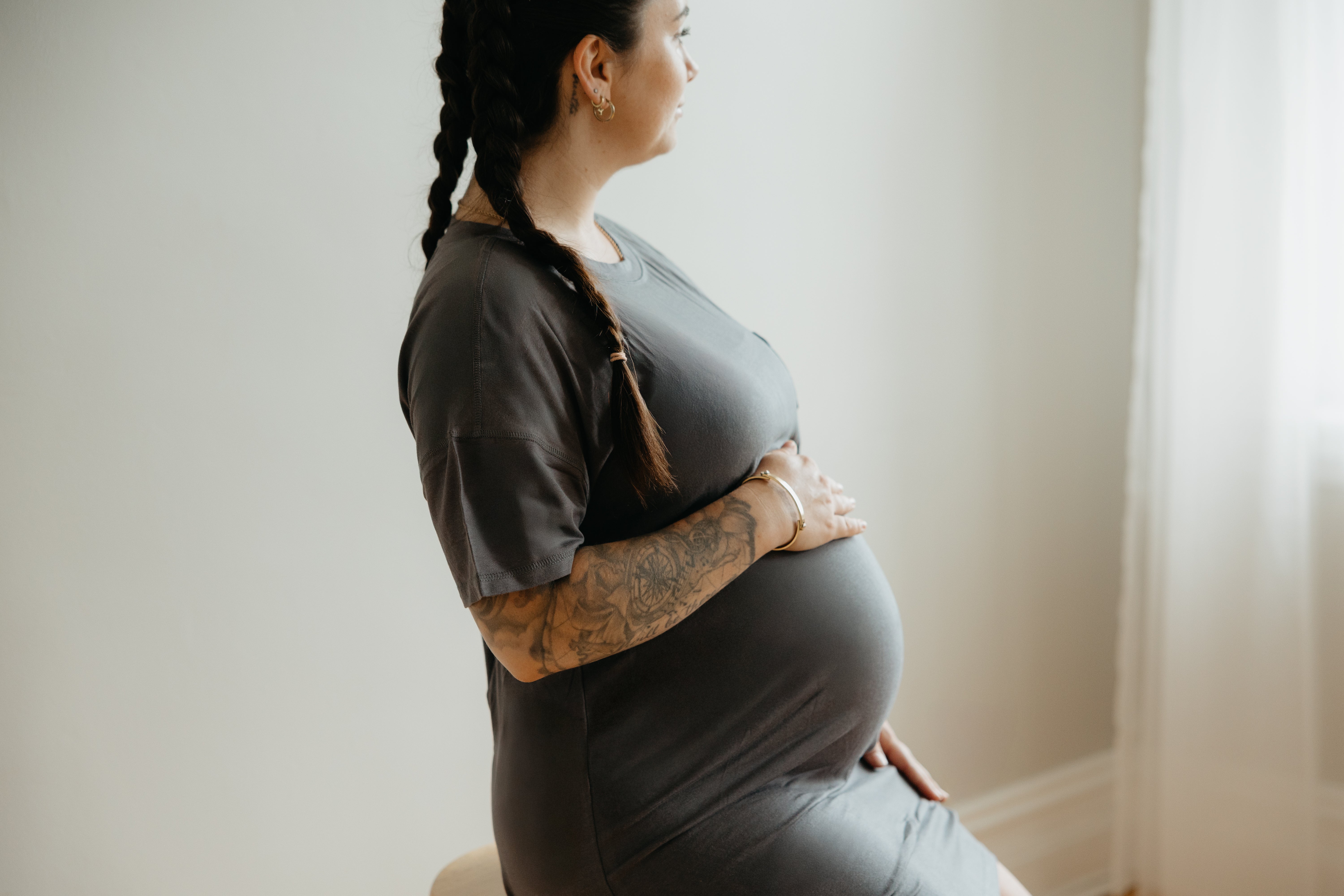 ROBE T-SHIRT DE MATERNITÉ AKNA - CHARCOAL - Institut MAIA